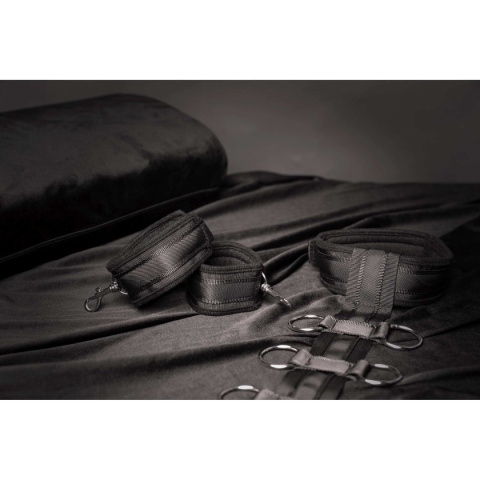 Wiązanie szyja-ręce, obroża i kajdanki na rzepy, uprząż niewolnika