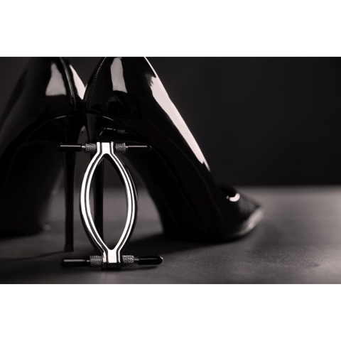 Klamra BDSM do zakładania na wargi sromowe, mocowana śrubami