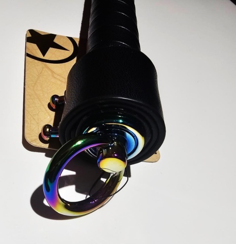 Pejcz typu dyscyplina, długi flogger, skóra syntetyczna, drewno, złote wykończenia, Shots