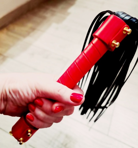 Pejcz typu dyscyplina, długi flogger, skóra syntetyczna, drewno, złote wykończenia, Shots